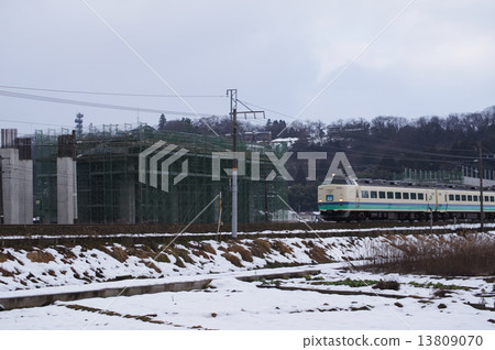 The bridge of the Hokuriku Shinkansen of the next era and Limited Express Hokuetsu that will soon disappear 13809070