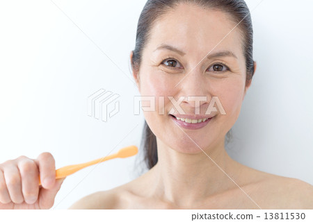 Natural makeup 50's lady brush 13811530