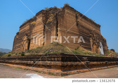 MINGUN, MYANMAR -The unfinished Mingun pagoda MINGUN, MYANMAR -The unfinished Mingun pagoda 13812078