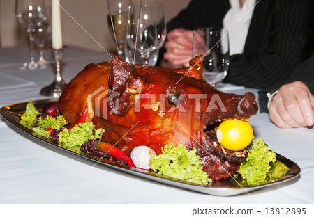 Roasted pigled 13812895