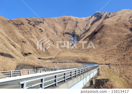 阿蘇全景線和冬季門山 13813417