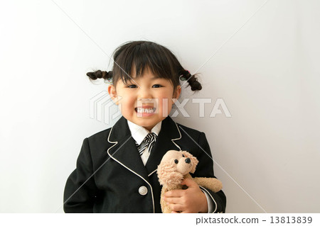 有微笑的一個女孩與玩偶 13813839