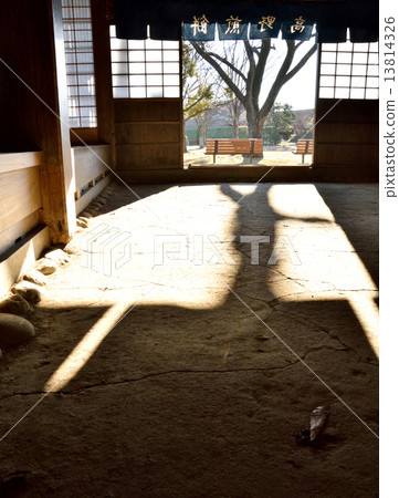 老私人住宅在早晨 13814326