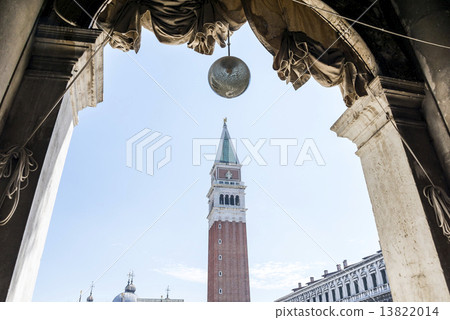 聖馬克廣場鐘樓被看見在曲拱 13822014