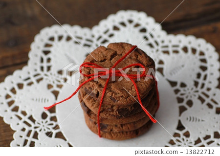 用紅線綁住的可可麵團巧克力餅乾 13822712