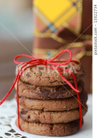 用紅線綁住的可可麵團巧克力餅乾 用紅線綁住的可可麵團巧克力餅乾 13822734