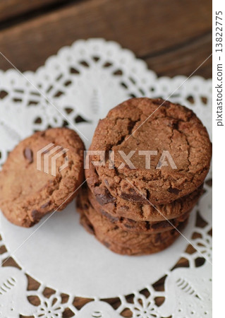 用可可麵團製成的垂直堆疊的巧克力曲奇 用可可麵團製成的垂直堆疊的巧克力曲奇 13822775