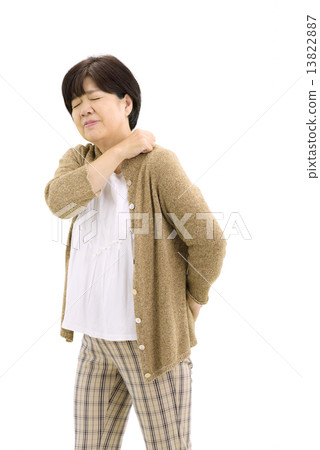 中年婦女在休閒服的白色停頓 13822887