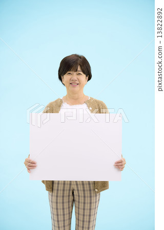 中年婦女在休閒服的白色停頓 13822892