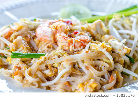 pad thai 13823176