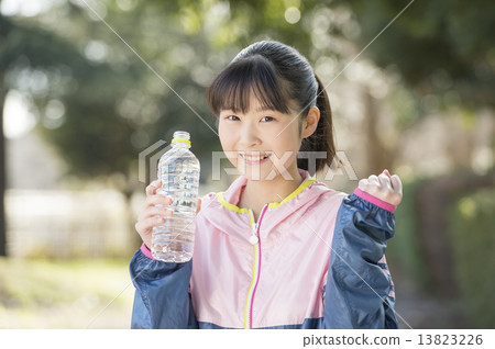 Young lady running 13823226