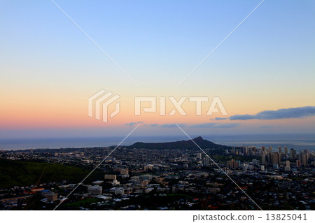 Dusk and diamond head at the hill of Oahu Tantaras Dusk and diamond head at the hill of Oahu Tantaras 13825041