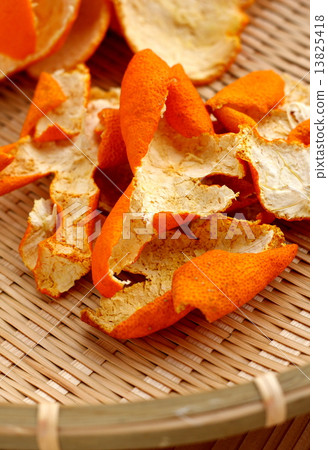 Dried orange peel 13825418