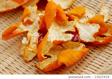 Dried orange peel 13825419