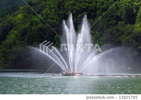 Heike湖的Hikawa Dam Higo噴泉 13825785