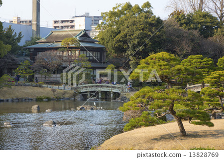 Suizenji公園池塘和橋樑 13828769