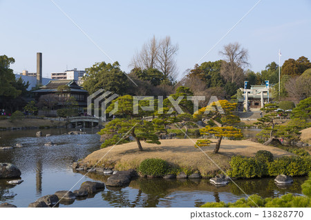 Suizenji公園池塘和橋樑 13828770