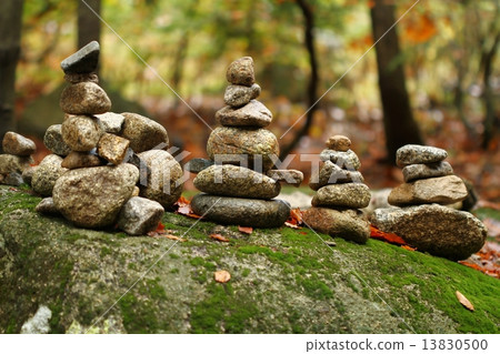 图库照片: stone figures on rock