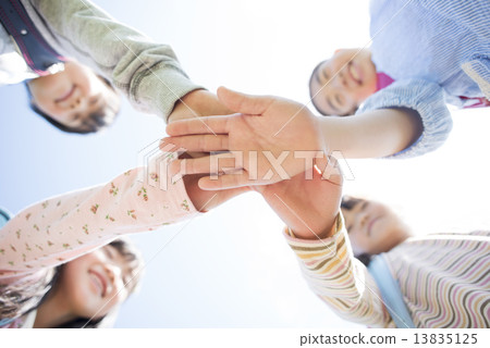 Elementary school student who gathers hands 13835125