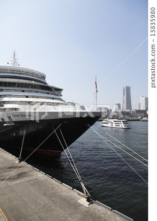 Yokohama Daigaku Bridge Queen Elizabeth 13835980