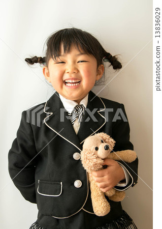 有微笑的一個女孩與玩偶 有微笑的一個女孩與玩偶 13836029