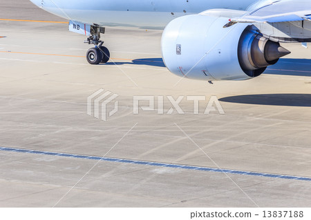 一架飛機 13837188
