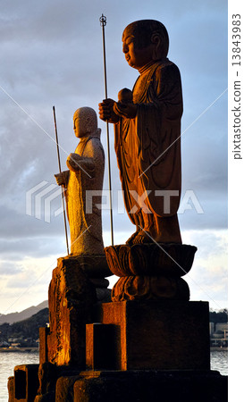 拿著日落的睡覺的倉庫 13843983