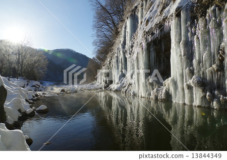 Ice pillar group shining in the morning sun (Kiso Shirakawa ice pillar group in Nagano Prefecture) 13844349