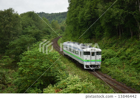 在Sōyamoto線上運行的普通列車 13846442