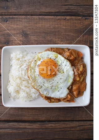 咖哩飯配煎蛋和雜糧米飯 咖哩飯配煎蛋和雜糧米飯 13847804