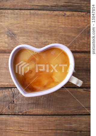 心形杯中盛有熱騰騰的牛奶咖啡,搭配新鮮牛奶 心形杯中盛有熱騰騰的牛奶咖啡,搭配新鮮牛奶 13847854