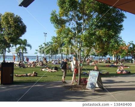 Cairns Esplanade 13848400