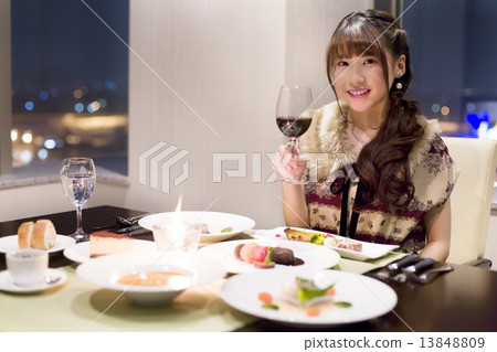 女孩在法國餐館享受日期 女孩在法國餐館享受日期 13848809
