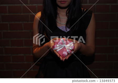 The gift dress in the middle 13849373