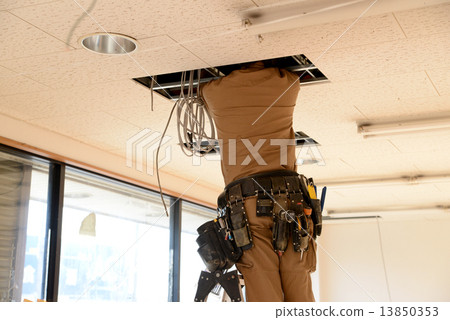 Wiring work on the ceiling 13850353