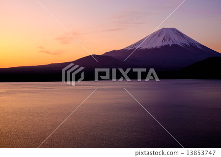 本栖湖和富士山 本栖湖和富士山 13853747