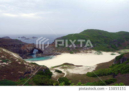 南島的粉絲池(Chichijima西南部的無人居住的小島) 南島的粉絲池(Chichijima西南部的無人居住的小島) 13855151