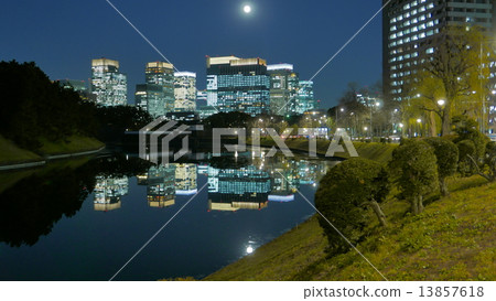 從Sakurada晚餐的一個摩天大樓城市視圖在晚上 13857618