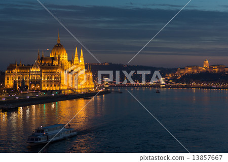 布達佩斯國會大廈,Kusari橋,皇宮照明 布達佩斯國會大廈,Kusari橋,皇宮照明 13857667