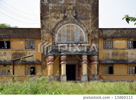 Abandoned building of Mughal architecture in Kushinagar, India 13860113