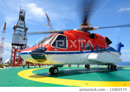 helicopter pick up passenger on the offshore oil rig platform helicopter pick up passenger on the offshore oil rig platform 13860574