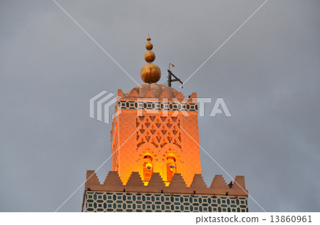 Tower of Koutoubia in Marrakesh who gets pure gold ball made by melting queen's jewelry 13860961