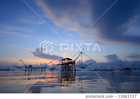 silhouette traditional fishing method using a bamboo square dip silhouette traditional fishing method using a bamboo square dip 13861337