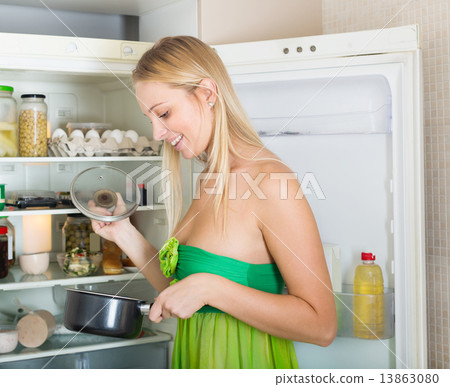 hungry girl 13863080