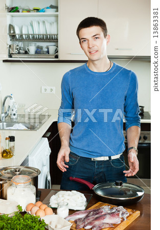 guy cooking 13863381