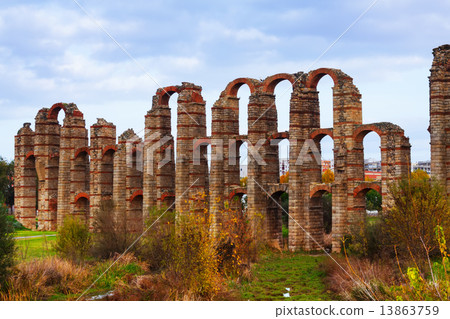 autumn view of Acueducto de los Milagrost 13863759