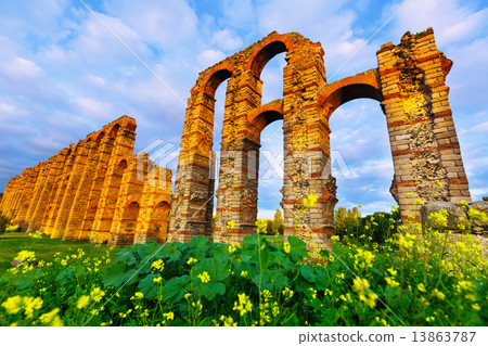 antique  roman aqueduct 13863787
