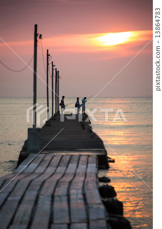 Haruoka海岸·夏天·晚上·男孩在釣魚 13864783