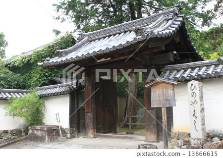 京都伏見區法海寺(日野藥師)的大門 京都伏見區法海寺(日野藥師)的大門 13866615