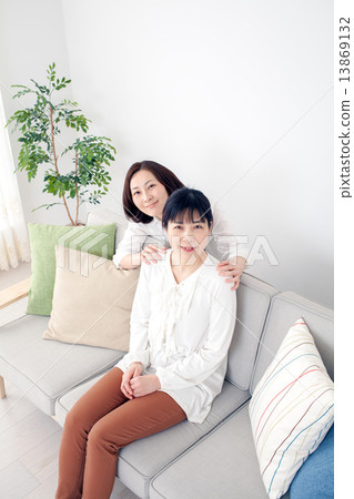 Middle women lining up on the sofa 13869132